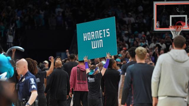 热火黄蜂鏖战加时，哈特在线吃瓜：这比赛太疯狂！