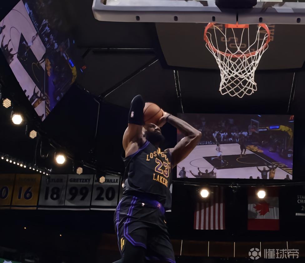 记者：詹姆斯的团队与湖人没有完全排除其下赛季回归的可能性