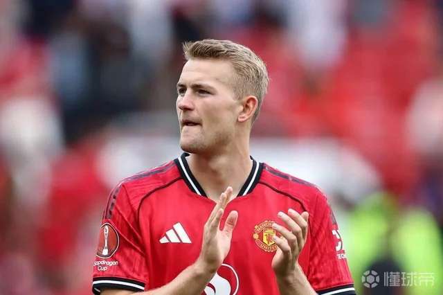 曼彻斯特晚报消息，德利赫特的曼联生涯显然已进入倒...