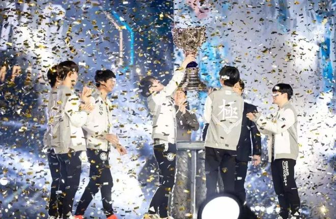 记者：如果利物浦签下弗林蓬，球员的位置与他在药厂时类似